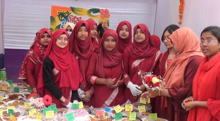 চাঁপাইনবাবগঞ্জে শিক্ষার্থীদের পিঠা উৎসব