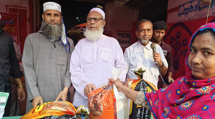 চাঁপাইনবাবগঞ্জে দেড় হাজার অসহায় পরিবারের মাঝে খাদ্যসামগ্রী বিতরণ