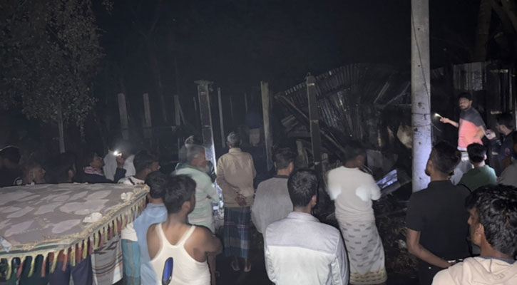  গভীর রাতে আগুনে পুড়ল কৃষকের ঘর, গবাদিপশুসহ সর্বস্ব ছাই
