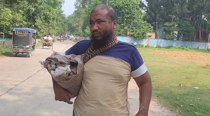 জন্ম থেকেই দৃষ্টিপ্রতিবন্ধী, তবু পরম যত্নে আগলে রাখছেন বৃদ্ধা মাকে