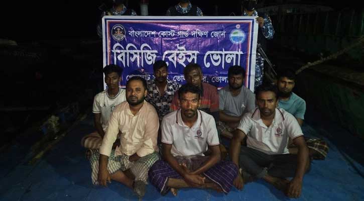 ভোলায় অবৈধভাবে বালু উত্তোলনকালে ড্রেজার ও বাল্কহেডসহ আটক ৮