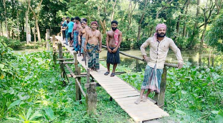 বরিশালে জরাজীর্ণ কাঠের সাঁকোই ভরসা ১০ গ্রামের মানুষের