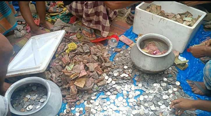 ভিক্ষুক বৃদ্ধার কাছ থেকে দুই বস্তা টাকা উদ্ধার, সিরাজগঞ্জে চাঞ্চল্য