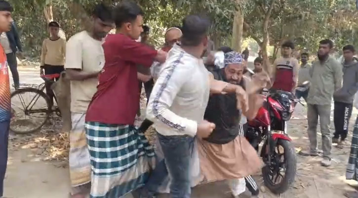 জামায়াত কর্মীদের বাধা ও মারধরের অভিযোগে মহিলা কর্মীদের বিক্ষোভ