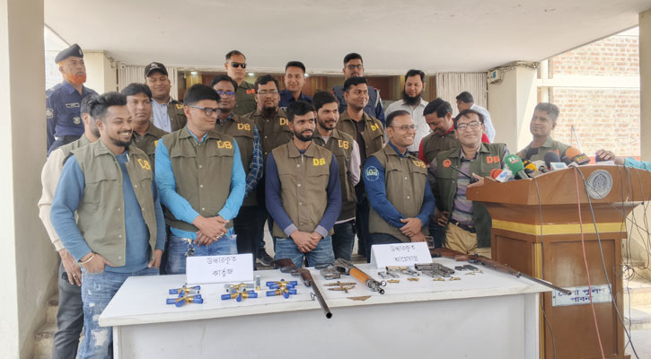 পাবনায় ডিবি পুলিশের বিশেষ অভিযানে ৫ আগ্নেয়াস্ত্রসহ আটক ৩