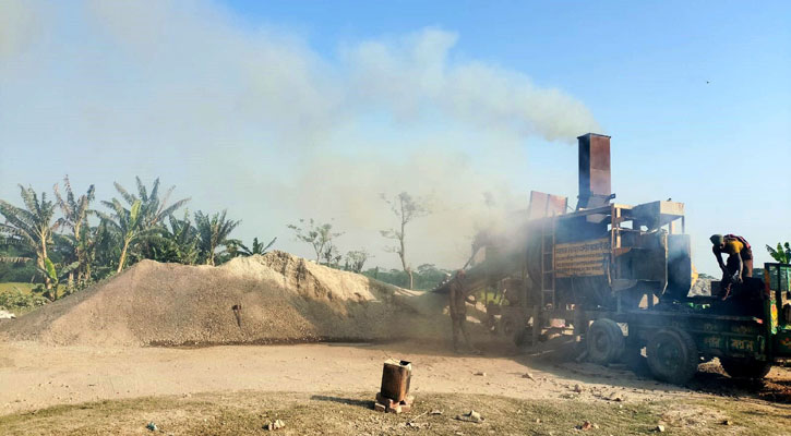 গৌরনদীর হেলিপ্যাডে প্রকাশ্যে বর্জ্য ফেলে পরিবেশ দূষণ