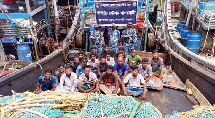 পাথরঘাটায় অবৈধ ট্রলিং বোটসহ ২১ জেলে আটক