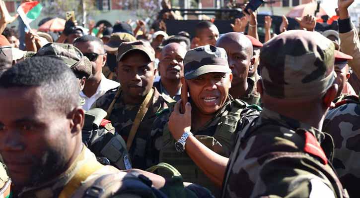 সংসদ ভেঙে পালালেন প্রেসিডেন্ট, মাদাগাস্কারে সেনা শাসন প্রতিষ্ঠা