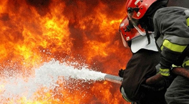 মুন্সীগঞ্জে সুপারবোর্ড কারখানায় আগুন