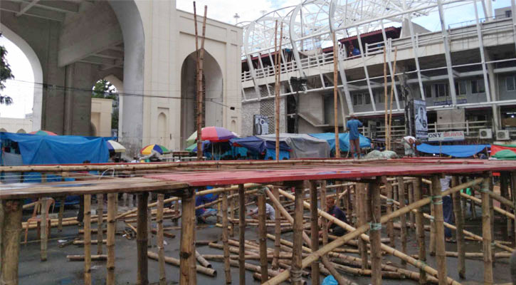 বায়তুল মোকাররমে চলছে শান্তি সমাবেশের মঞ্চ তৈরির কাজ