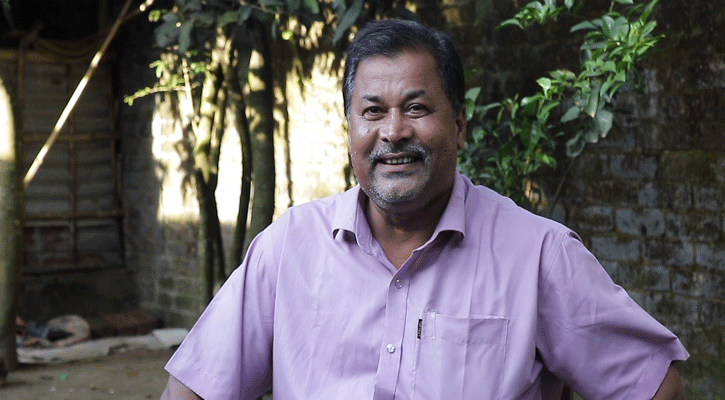 ৫০ বছর বয়সে মাস্টার্স পাশ করলেন আব্বাস আলী