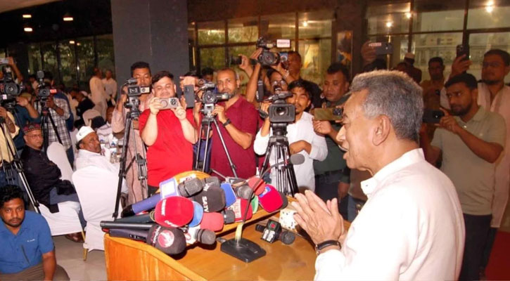 শেখ হাসিনার সুরে কথা বলছে অন্তর্বর্তী সরকার