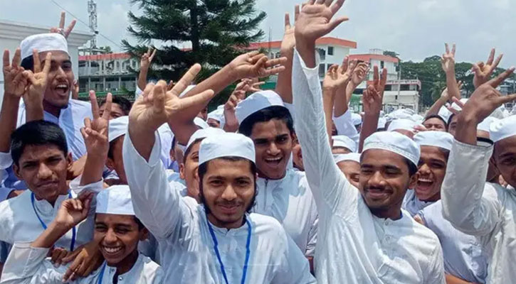 মাদ্রাসায় পাসের হার ৬১ শতাংশ, জিপিএ-৫ পেয়েছে ৩২৫০ শিক্ষার্থী