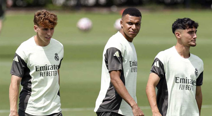 সালসবুর্কের বিপক্ষে খেলতে অনুশীলনে এমবাপে