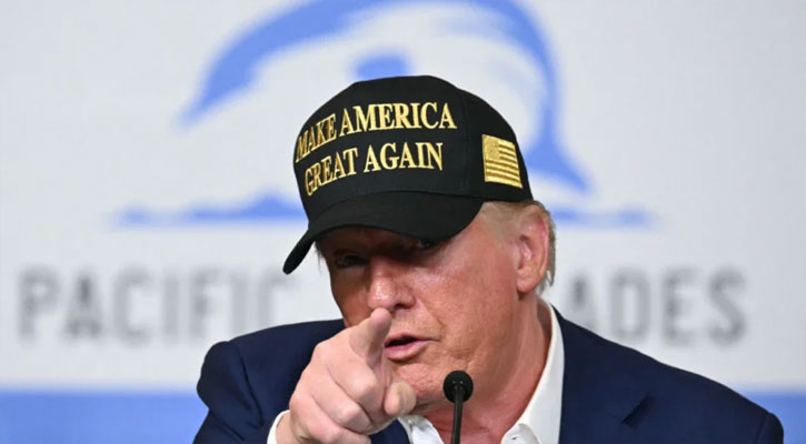 যুক্তরাষ্ট্রের দুর্যোগপীড়িত অঞ্চল পরিদর্শনে ট্রাম্প, সাহায্য কমানোর হুমকি