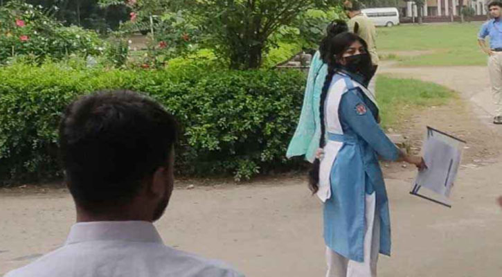 পরীক্ষায় অংশ নিলেন সেই আনিসা