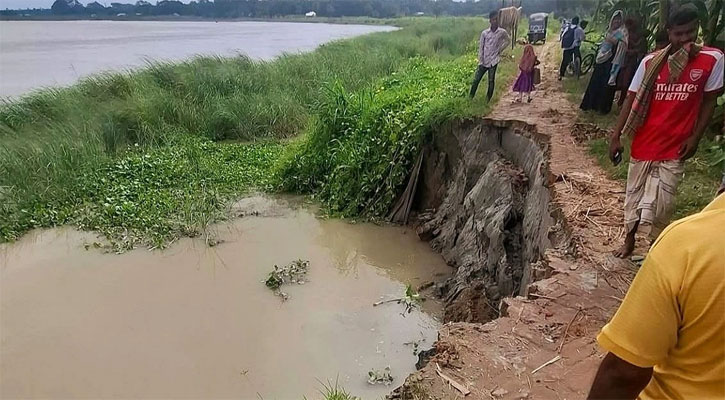 আড়িয়াল খাঁ নদে ফের তীব্র ভাঙন, ঝুঁকিতে বেড়িবাঁধ-সড়ক