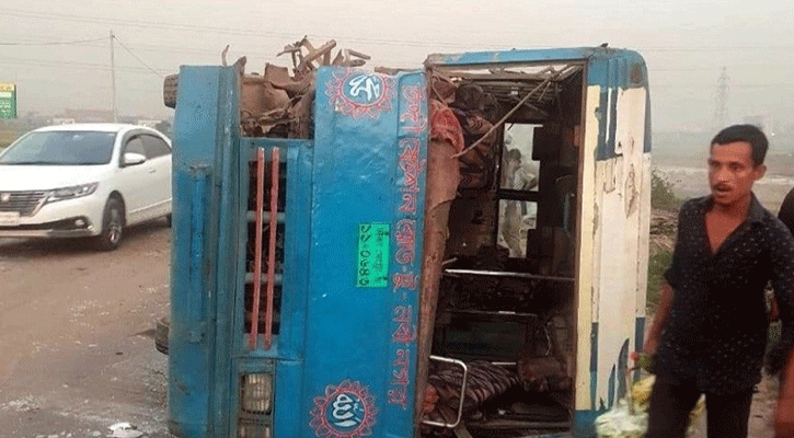 আশুলিয়ায় মিনিবাস উল্টে শ্রমিক নিহত