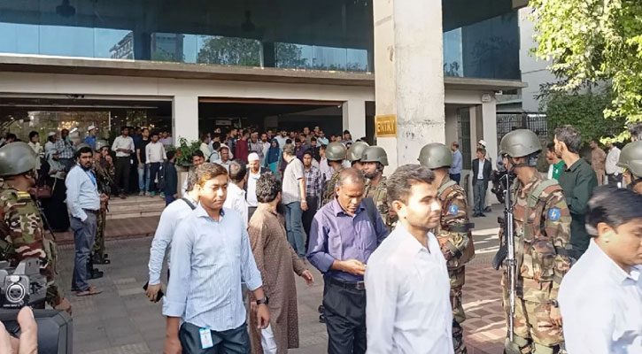 সেনা পাহারায় কার্যালয় ছাড়লেন বিএসইসি চেয়ারম্যান-কমিশনাররা