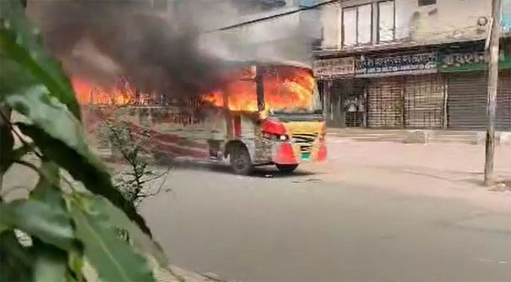 বিজয়নগরে বাসে আগুন