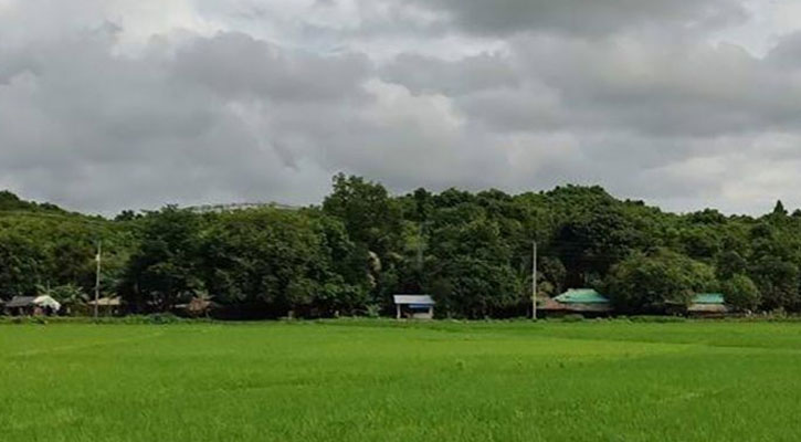 সীমান্তের আতঙ্কিত বাসিন্দারা নিরাপদ আশ্রয়ে ছুটছেন