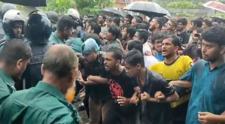 সড়ক অবরোধ করে ইঞ্জিনিয়ারিং শিক্ষার্থীদের বিক্ষোভ, পুলিশের লাঠিচার্জে আহত ২০