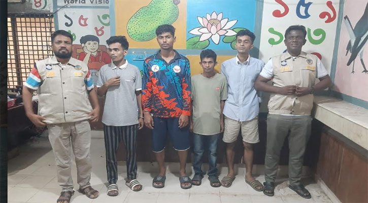 স্কুলের সামনে ছাত্রী ও অভিভাবকদের উত্ত্যক্তের অভিযোগে ৪ যুবক আটক