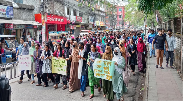 সেশন ফি কমানোসহ ৪ দফা দাবিতে বিএম কলেজ শিক্ষার্থীদের বিক্ষোভ
