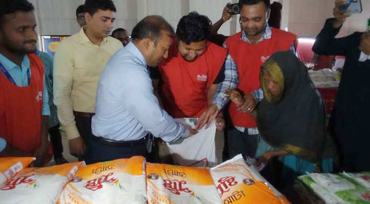 বরগুনায় ১০ টাকায় মেলছে সুবিধাবঞ্চিতদের রোজার বাজার 