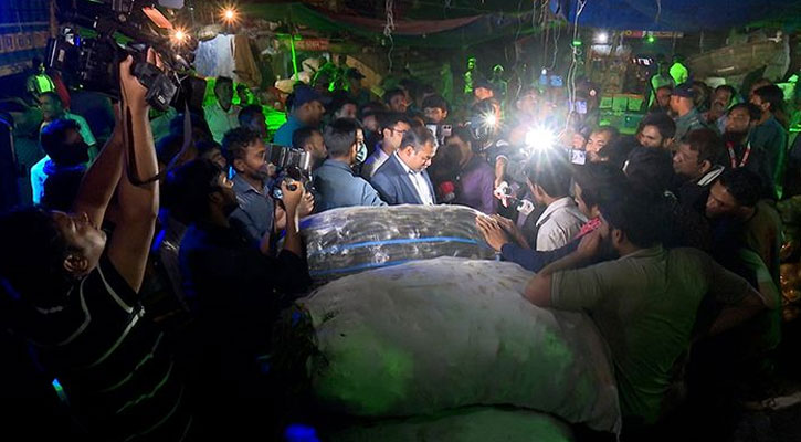 মধ্যরাতে কারওয়ান বাজারে ভোক্তা অধিকারের অভিযান