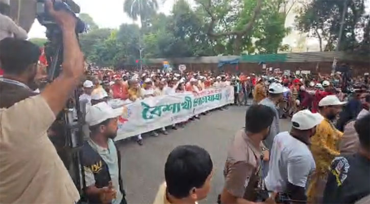 বৈশাখে ঢাবিতে উৎসবের আমেজ, শোভাযাত্রায় নানা শ্রেণি-পেশার মানুষ