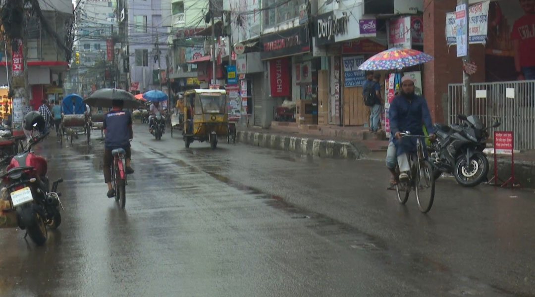 বরিশালে স্বস্তির বৃষ্টি ঈদ বাজারে স্থবিরতা
