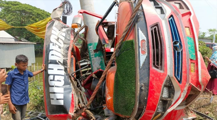 ফরিদপুরের বাস উল্টে নিহত বেড়ে ৭, আহত ৩৪