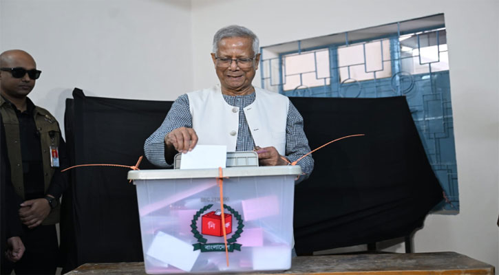 ভোট দিলেন প্রধান উপদেষ্টা