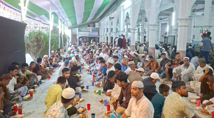 একসঙ্গে ৩ হাজার মানুষের ইফতারের আয়োজন যে মসজিদে