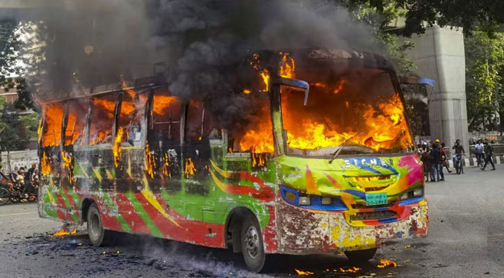 অবরোধের ৩০ ঘণ্টায় পুড়ল দেড় ডজন যানবাহন