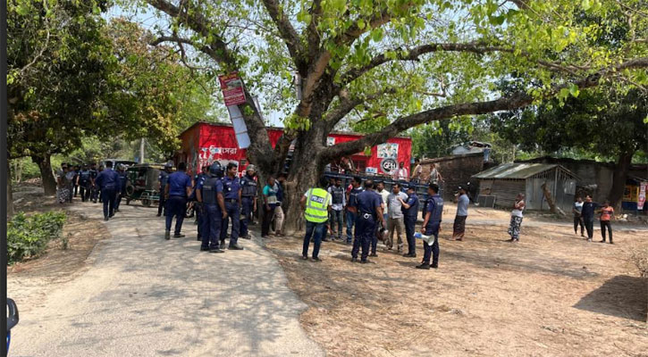 চাঁপাইনবাবগঞ্জে শালিস বৈঠকে উত্তেজনা, অর্ধশত ককটেল বিস্ফোরণ