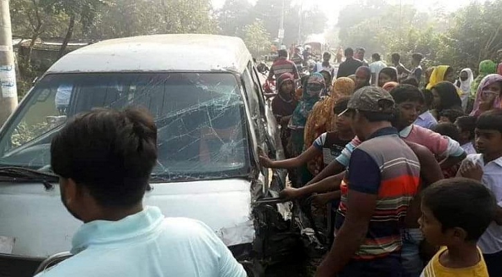 অল্পের জন্য রক্ষা পেল ১৬ শিক্ষার্থী