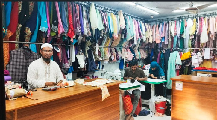ঈদকে সামনে রেখে চাঁপাইনবাবগঞ্জে ব্যস্ত দর্জিরা