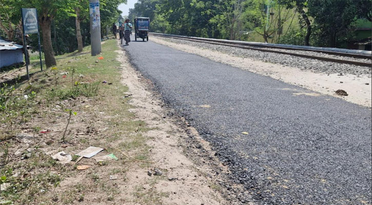 পিচ কার্পেটিংয়ের বদলে মাটি দিয়ে সড়ক ঢাকলো ঠিকাদার