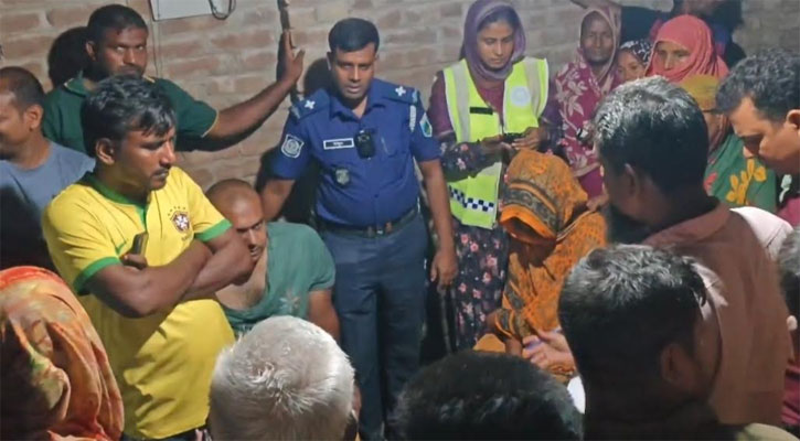 প্রবাসীর স্ত্রীর ঘরে আপত্তিকর অবস্থায় যুবদল নেতা, পুলিশে দিল জনতা