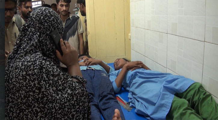 চাঁপাইনবাবগঞ্জে আবারও স্কুল ফিডিংয়ের খাবার খেয়ে ১০ শিশু অসুস্থ 