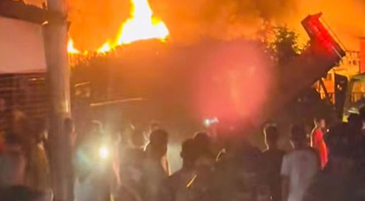 চট্টগ্রামে ঝুটের গুদাম ও প্লাস্টিক কারখানা ভস্মীভূত
