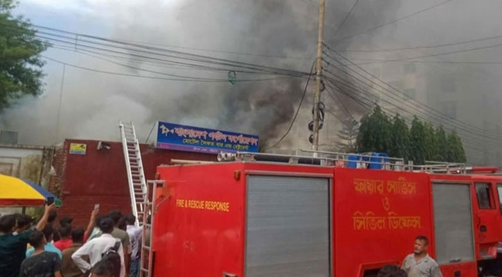 চট্টগ্রামে মদের দোকানে আগুন