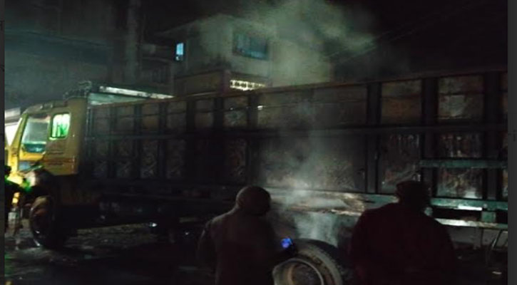 দর্শনায় গভীররাতে ট্রাকে আগুন দিয়েছে দুর্বৃত্তরা