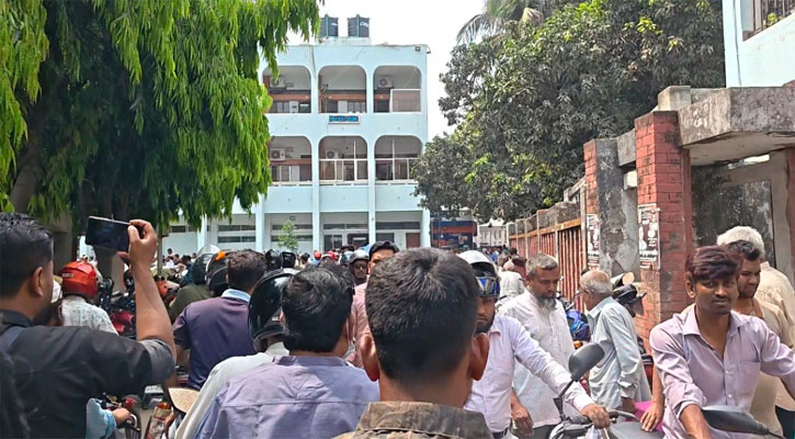 চুয়াডাঙ্গায় ফুয়েল কার্ড নেওয়ার জন্য উপচে পড়া ভিড়