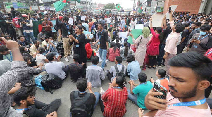 ঢাকার পথে পথে শিক্ষার্থীদের অবরোধ, যানজট