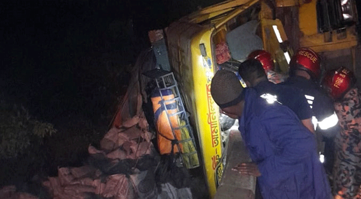 চকরিয়ায় ট্রাক উল্টে চালক-হেলপার নিহত