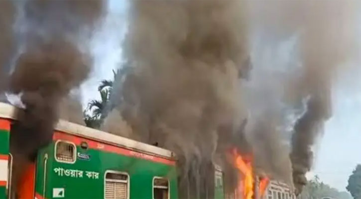 ঢাকাগামী চট্টলা এক্সপ্রেসে আগুন