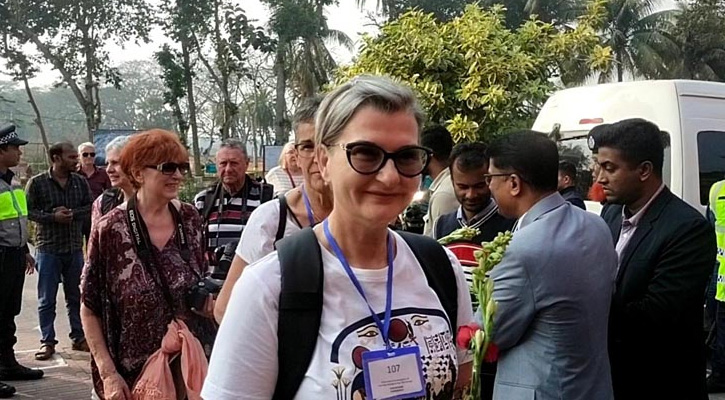 ষাট গম্বুজ মসজিদ দেখে অভিভূত ‘গঙ্গা বিলাসে’ আসা সুইডিশ-জার্মান পর্যটকরা